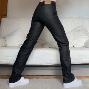 Skimriga Byxor - Säljer dessa skimriga byxor i storlek W31L34, 74cm midja och 85cm innerbenslängd❤️Jag på bilderna är 172cn lång och brukar bära storlek 38🫶