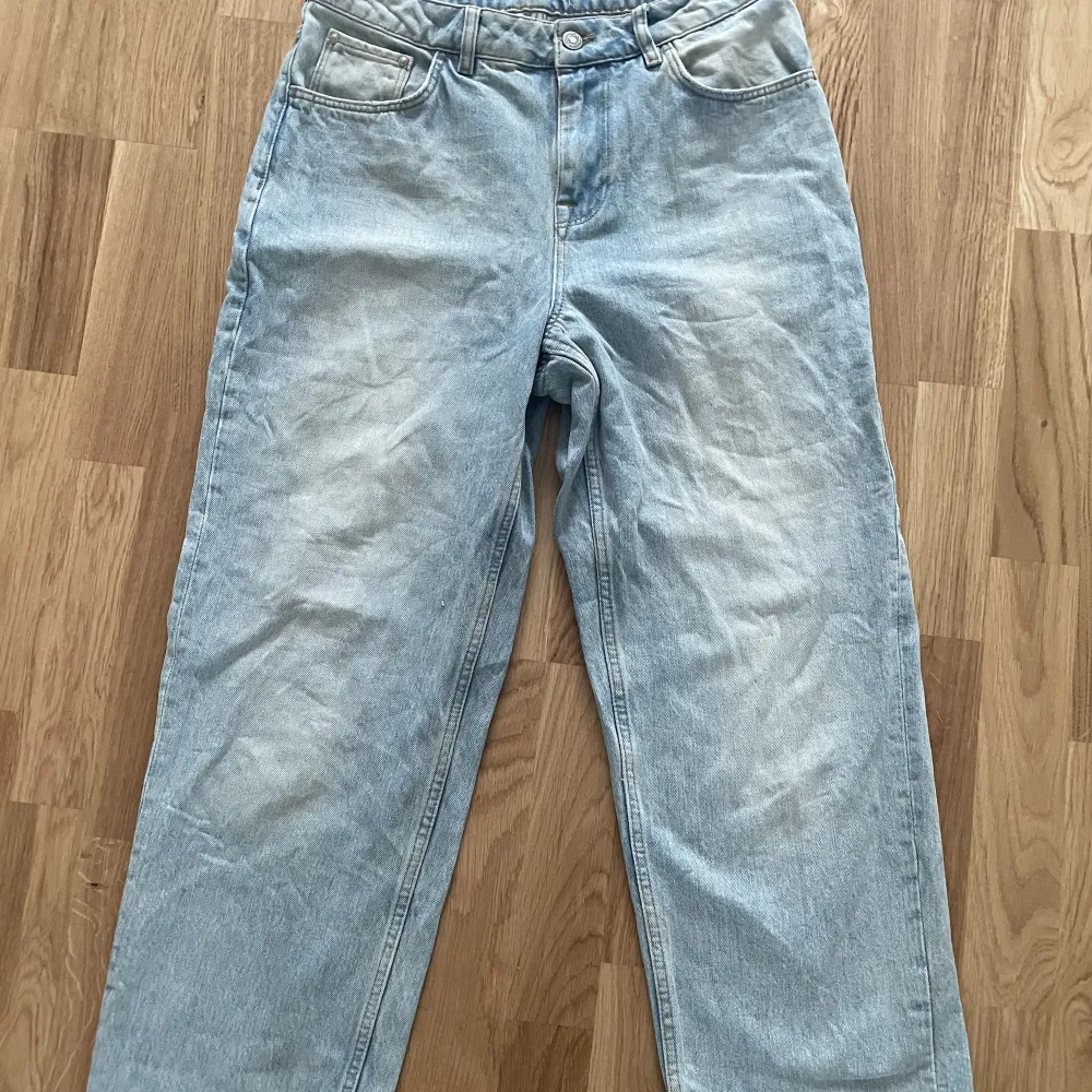 Säljer dessa ljusa jeans, de är lite mer åt de lösa hållet, inget märke eller lappar på byxorna. Pris kan diskuteras vid snabb affär!. Farkut & Housut.