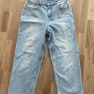 Ljusa ”baggy/loose” jeans  - Säljer dessa ljusa jeans, de är lite mer åt de lösa hållet, inget märke eller lappar på byxorna. Pris kan diskuteras vid snabb affär!