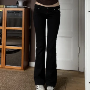 Vintage Replay Jeans - Toppenskick förutom pytte lite slitet nere vid fötterna men inget som syns, använda fåtal gånger! Lågmidjade bootcut. 83cm midja, 86cm innerbenslängd. Jag är 174cm!