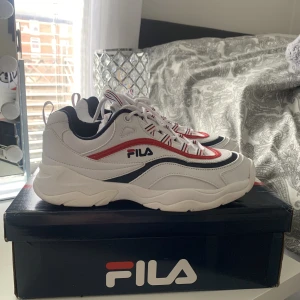 Fila sneakers  - Superbra och bekväma sneakers i storlek 39. Har endast haft på mig dom en gång tidigare.  Ordinarie pris 1042kr (köpta från zalando) Pris kan diskuteras!