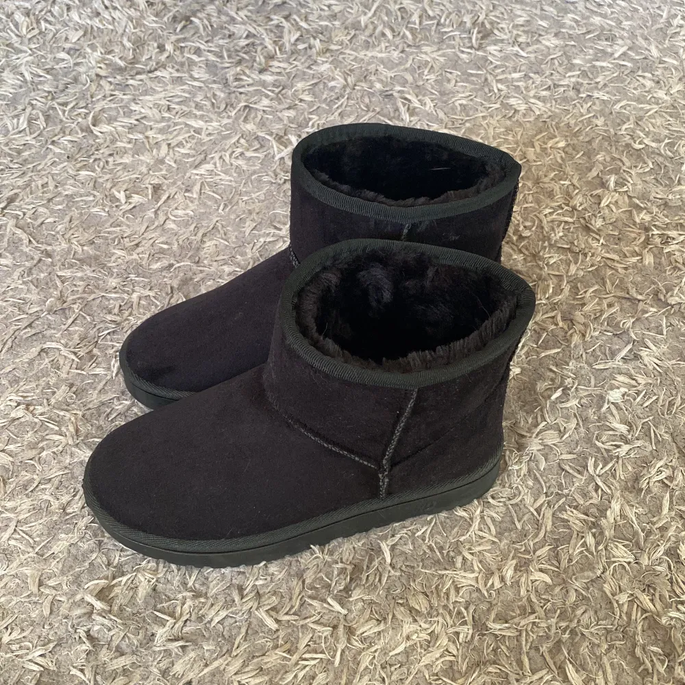 Knappt använda fake uggs, strl 38 men aningen små så passar 37💕. Skor.