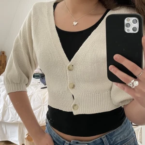 Zara kofta  - Snygg cropped kofta från Zara i strl S. Nästan aldrig använd då jag inte har på mig croppade plagg så ofta. Hoppas på att den passar bättre in i någon annans garderob. 💕