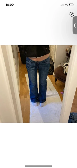 Lågmidjade jeans  - Köpa från Plick och har själv aldrig använt. Bilderna e lånade för de passar inte mig. Midjemått är 43cm och innebenslängden är 78cm 