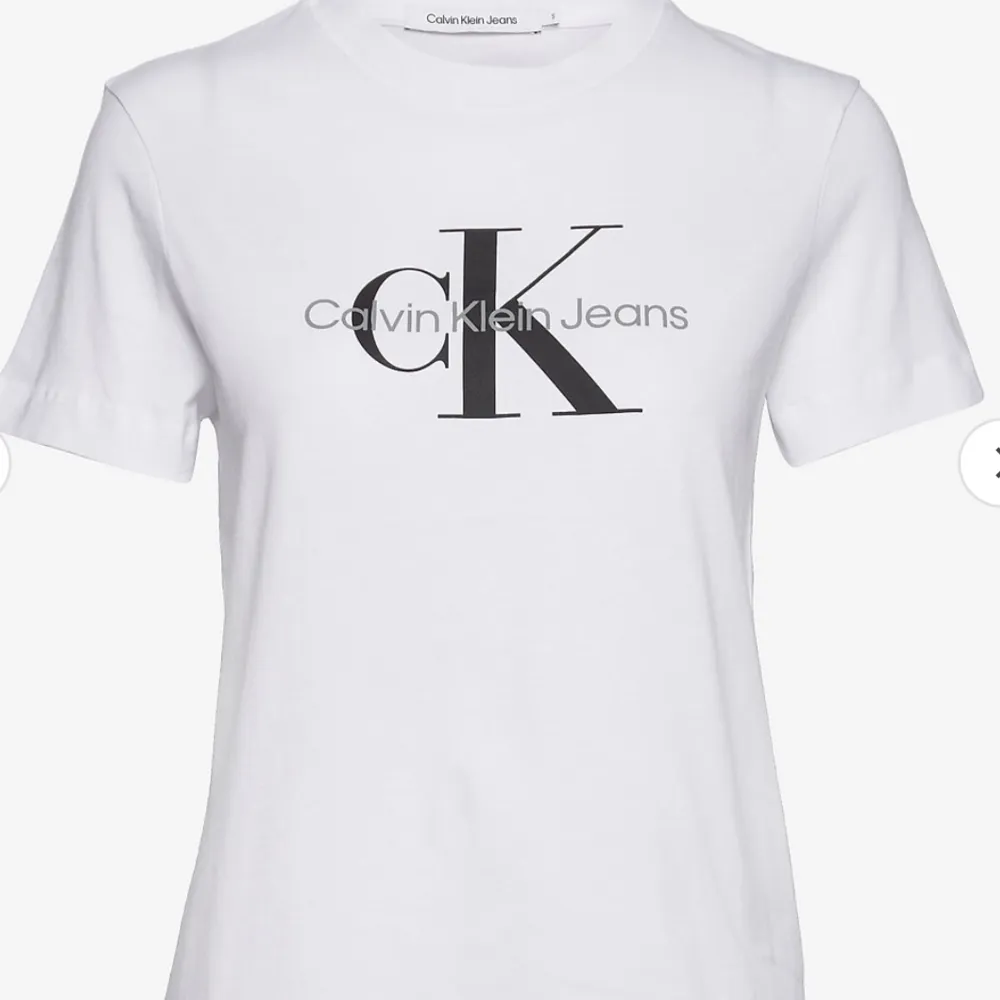 Säljer den här sjukt fina nya calvin klein tröja som inte har en enda deffekt utan bara att den inte kommer till andvändning🥰. Köpte den för typ 600-700 på boozt.com. Hör av er vid fler bilder eller frågor🥰. T-shirts.