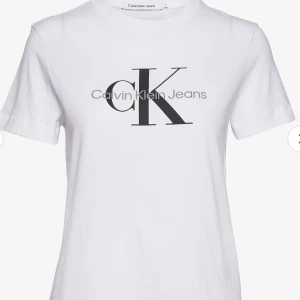 Calvin Klein t-shirt - Säljer den här sjukt fina nya calvin klein tröja som inte har en enda deffekt utan bara att den inte kommer till andvändning🥰. Köpte den för typ 600-700 på boozt.com. Hör av er vid fler bilder eller frågor🥰