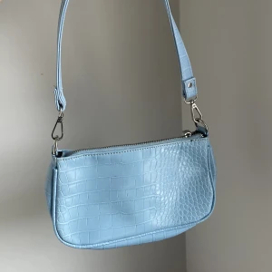 Väska  - Söt, gullig väska i blå! Perfekt till sommarn✨köparen står för frakten 