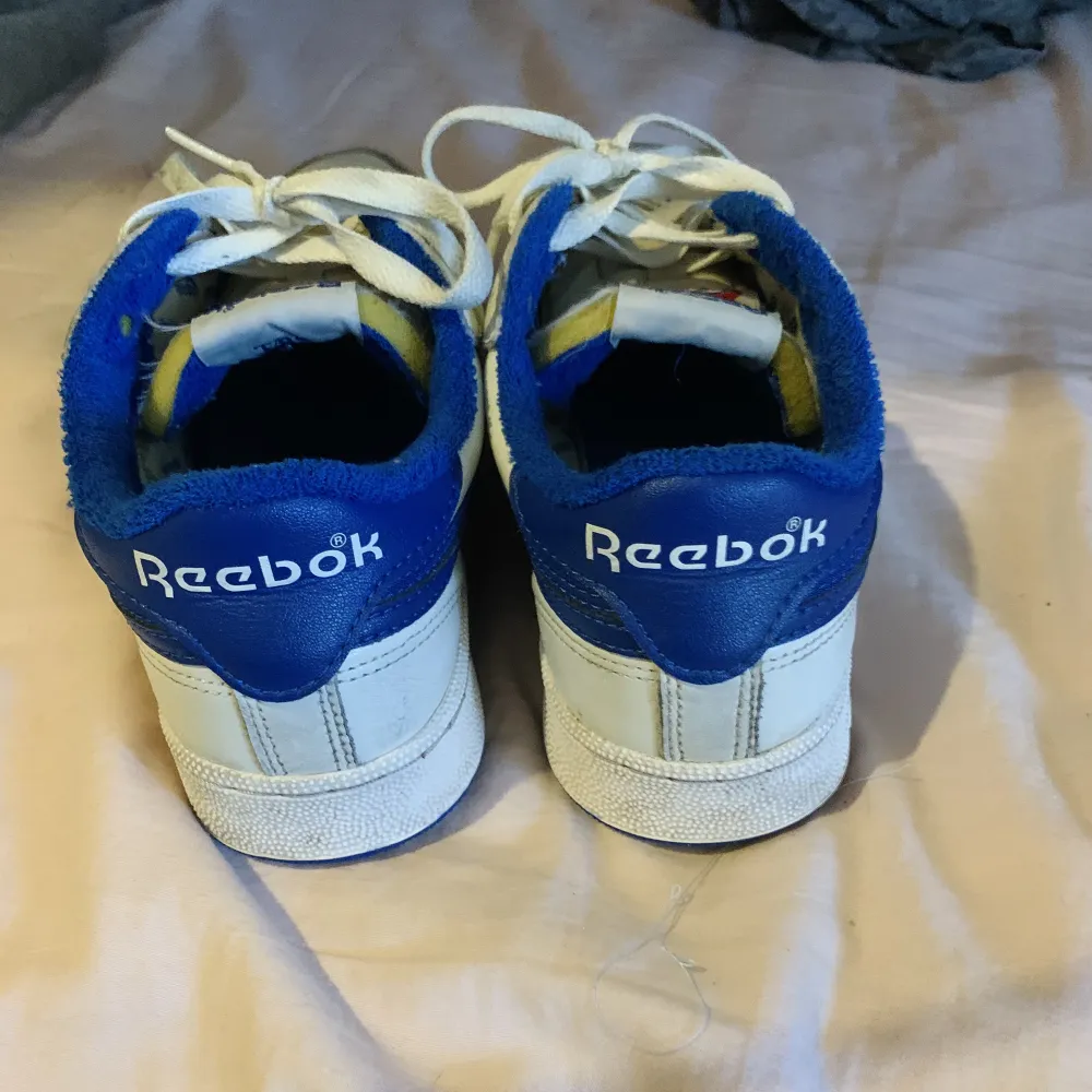 Säljer ett par reebok club c skor i storlek 40.5, köpta för ca 1100 och använda i ca 3 månader. Tecken på användning men gör en mer ordenlig tvätt vid köp. Pris kan diskuteras :) . Skor.