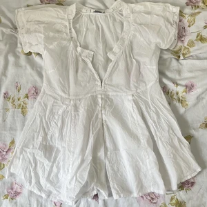 Blus - Vit topp/blus från Hunkydory, fint skick. Möts upp på Östermalm eller fraktar 