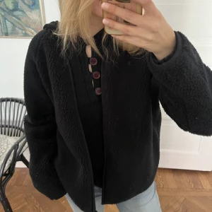 Fleecejacka - Fleece/Teddy jacka Från uniqlo. Är 176cm lång och bär vanligtvis storlek M. Säljer likadan i beige 
