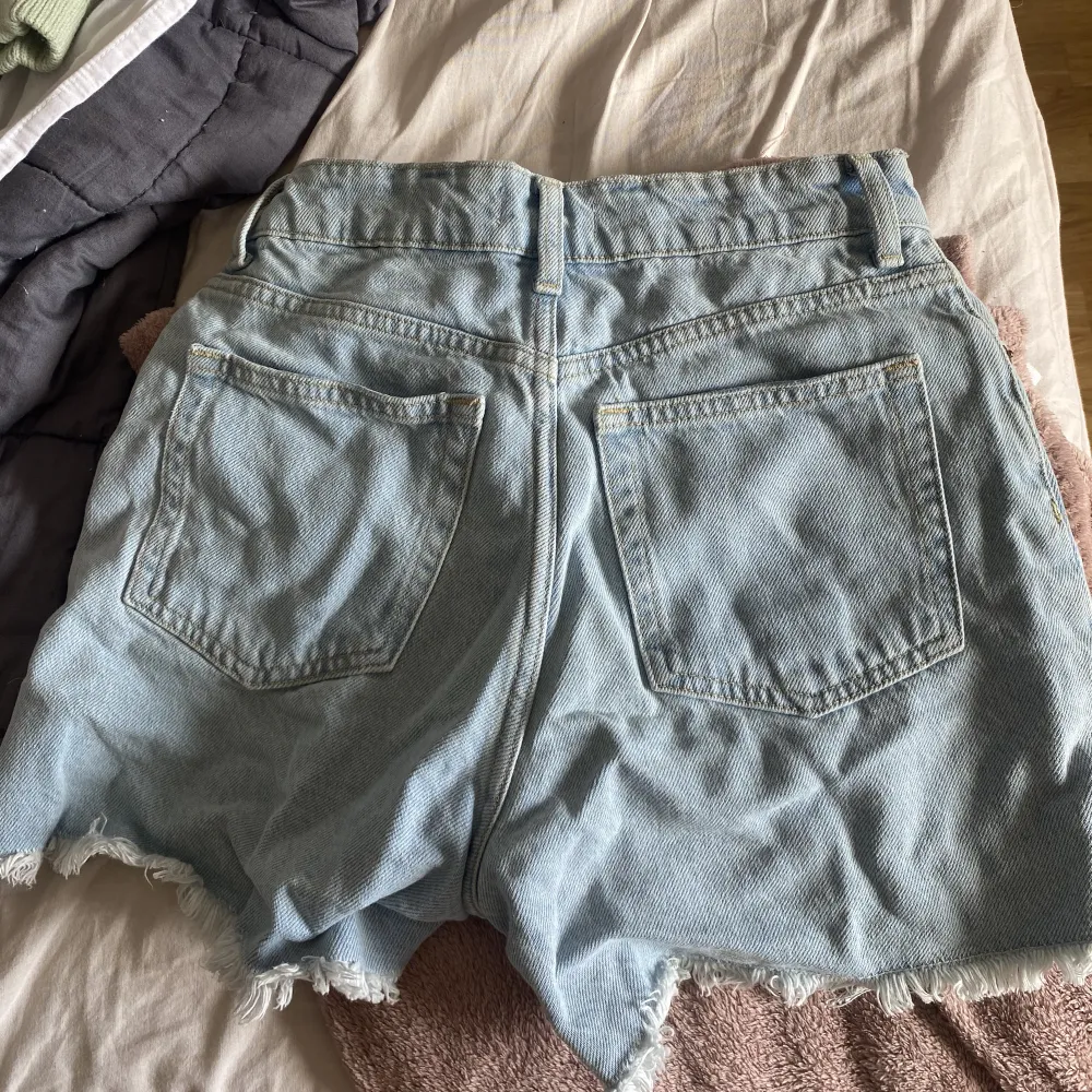 Fina jeansshorts från H&M i storleken 34. Shorts.