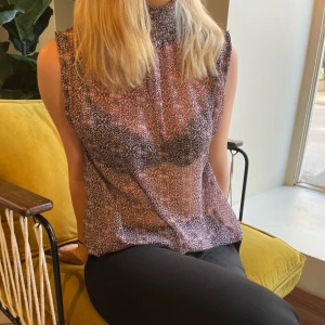 Blus med hög krage - På måndag 10/04 släpps denna topp på vår hemsida som finns länkad i vår instagram profil; utvaltuf ❤️❤️