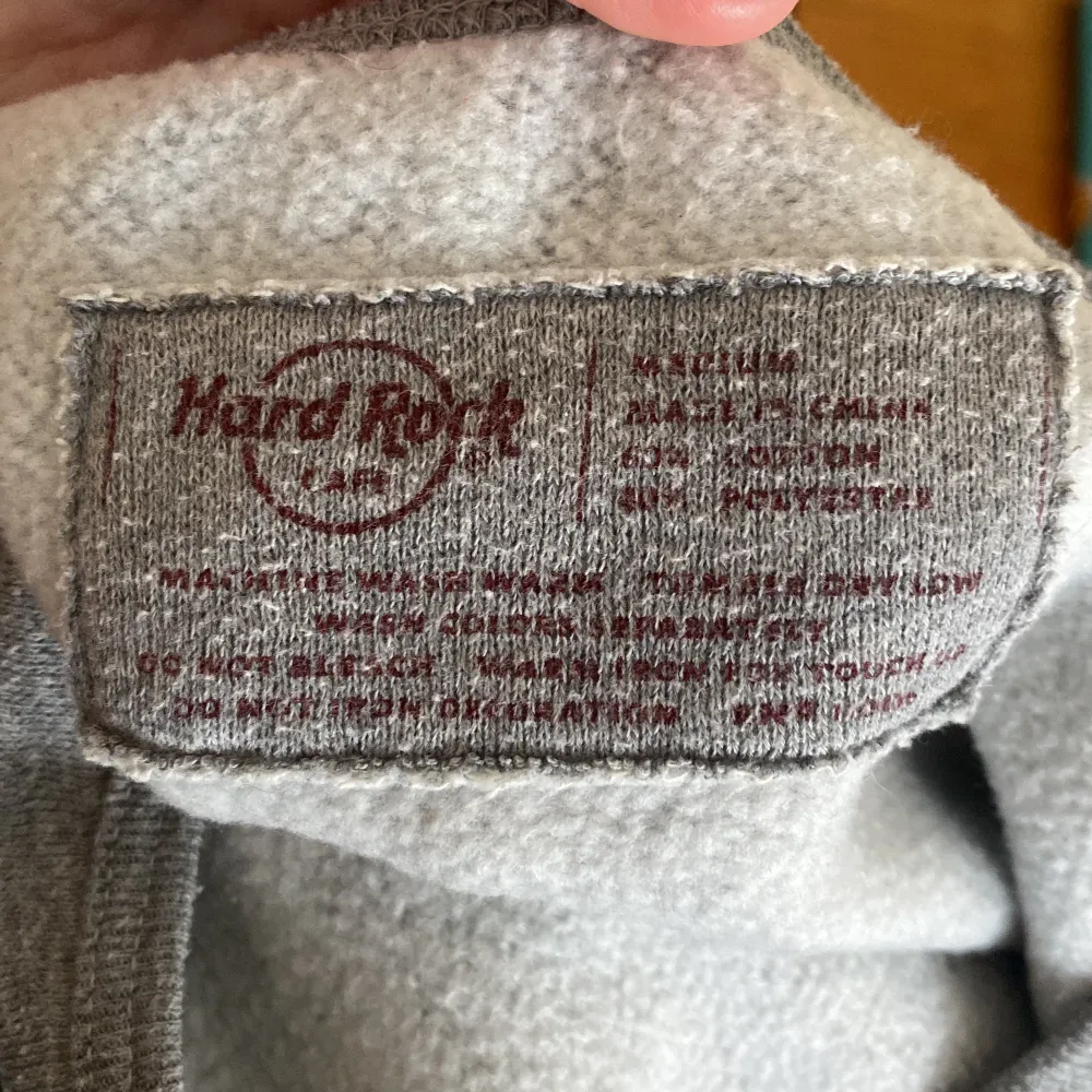 Hard rock tröja från lisbon! Super fin men tyvärr för liten för mig! Super nice tyg😍. Toppar.