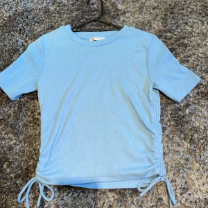 Zara topp - En jätte fin babyblå t-shirt från zara. Skick: 10/10. Har aldrig använt storlek: M men passar mig som bär XS bra 