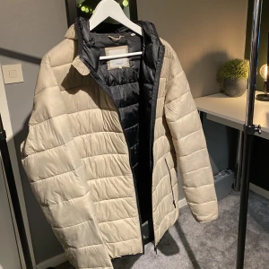 Vadderad jacka  - Lättvadderad jacka  Jack & Jones  Storlek M, sparsamt använd 