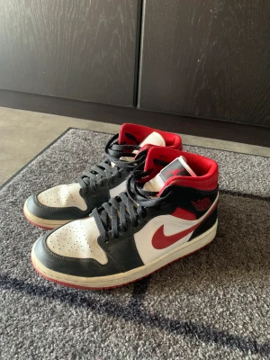 Air Jordan 1s gym red - Köpta på restock och kvitto finns Storlek: 42 Bra skick för att vara nått år gamla