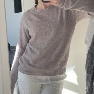 Rosa stickad tröja  - Så söt stickad tröja från Vero Moda. Gamelrosa i färgen, väl använd men har inga defekter eller liknande! 😍