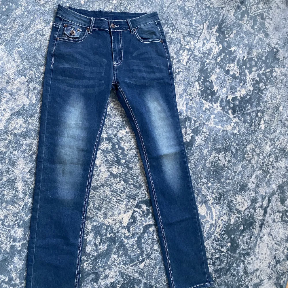 Aldrig använda! Marinblåa jeans, skinny men lite pösigare an vanligt, midwaist. Jeans & Byxor.