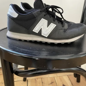 New balance skoe - Svarta New Balance i storlek 42,5. Funkar för strl 43 också (jag har det). Väl använda men supersköna och i fint skick.