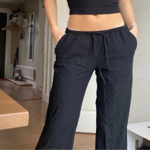 Lågmidjade linnebyxor  - Säljer dessa så fina lågmidjade linnebyxor från hm som tyvärr var lite för korta på mig som är 165💕  Lånade bilder förutom mitten bilden som är min egna, bara att höra av sig om frågor. Knappt använda och i ett toppen skick💗budgivning pga hög efterfrågan 