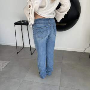 Snygga Levis jeans som jag tyvärr inte får någon användning för. Jag är 161cm lång!💕