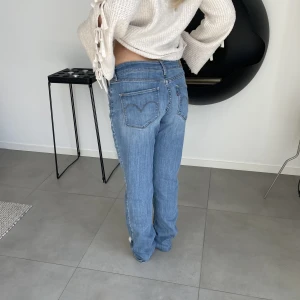 Blåa levis jeans  - Snygga Levis jeans som jag tyvärr inte får någon användning för. Jag är 161cm lång!💕