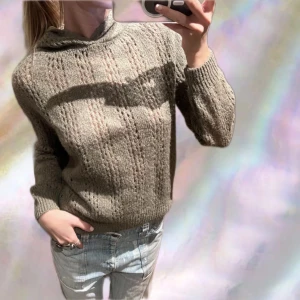 Stickad Luvtröja - Säljer denna sjukt snygga stickade luvtröja köpt i paris! 