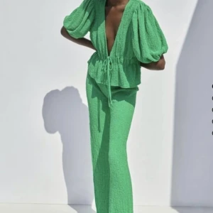 Set från Zara - Säljer detta set från Zara som är helt slutsålt. S i båda delarna.   Använt endast 1 gång så är i mycket fint skick.