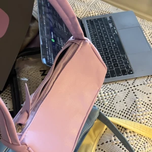 Väska - Säljer dessa två fina väskor då de aldrig kommit till användning❤️fler bilder vid intresse skickas ❤️