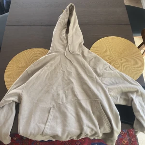 Weekday Hoodie beige - Weekday hoodie, knappt använd.  Storlek S men är oversized - mer som en M. Hämtas i stockholm