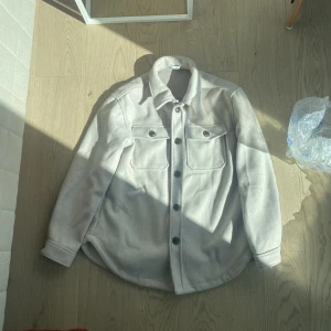 Zara jacka i Sand (ljusbeige) - Sitter som något mittemellan S och M Köpt för 500kr, använd 1 gång.    Är ljusare än på bild 2 mer som en ljusbeige och ”sand”