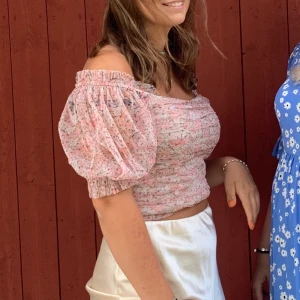 Topp - Söt topp går att ha på axlarna eller dra ner som off shoulder, använd någon enstaka gång