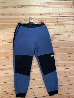 The North Face mjukisar - Mjukisar / fritidsbyxor från The North Face. Aldrig använda, lappen kvar.   Size L