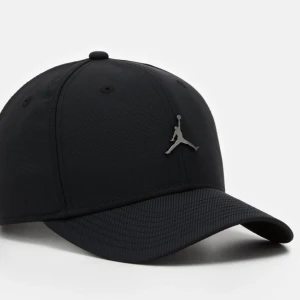 Jordan Jumpman keps - Säljer min Jordan jumpman keps, fick den i present och har använt den fåtal gånger, köparen står för frakten. 