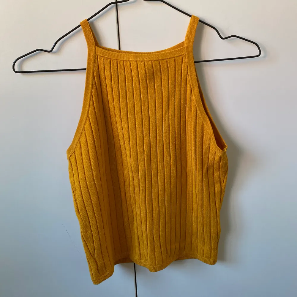 Jättefint gult ”stickat” linne från H&M. Om du vill se hur den ser ut på eller materialet på närmare håll så skriv privat💞. Toppar.