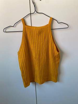 Jättefint gult ”stickat” linne från H&M. Om du vill se hur den ser ut på eller materialet på närmare håll så skriv privat💞
