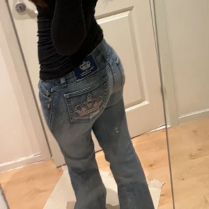 Victoria Beckham jeans  - Säljer mina jättefina Victoria Beckham jeans eftersom att jag har ett par andra som jag använder mer. Dom är i jättefint skick, köp direkt för 750+ frakt💗