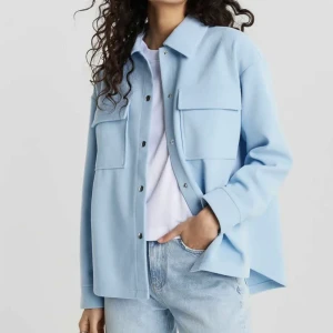 Kort kappa  - !Kappan jag säljer är liknande!  Jättefin ljusblå kort kappa från Gina, hittar inte den på hemsidan längre därav är det inte exakt samma som på bilden. Köpt för något år sedan men inte använt så jättemycket, så fint skick! Kom privat för fler bilder! ❤️