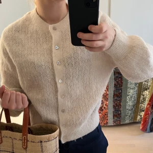 & Other stories kofta  - Superfin & other stories kofta i en varm beige färg🤩. Storlek M men passar även S och XS för oversize. 100% Ull. Tryck EJ på köp direkt! 