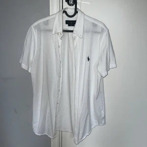 Ralph lauren piké - Vit Ralph lauren piké i nyskick. Knappt använd då den är för liten för mig. Hör av er för fler bilder eller vid intresse:) köparen står för frakt