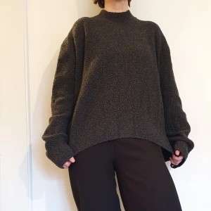 Tröja från COS - En varm tröja i ullblandning. Oversized stil.