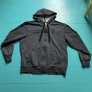 Loose adidas zip-up - En grå adidas zip-up, loose passform, köpt second hand