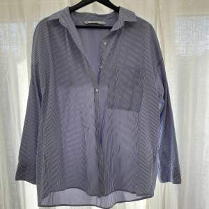Snygg blå och vit randig skjorta från Zara i stl M (skulle säga passar S/M) 💗