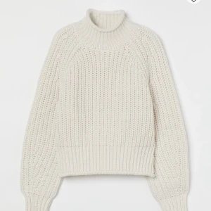 Stickad tröja - Tjock stickad vit tröja, jätte fin till sommarn och vintern, aldrig använd och prislappen sitter kvar, den e slutsåld och köptes för 299❤️