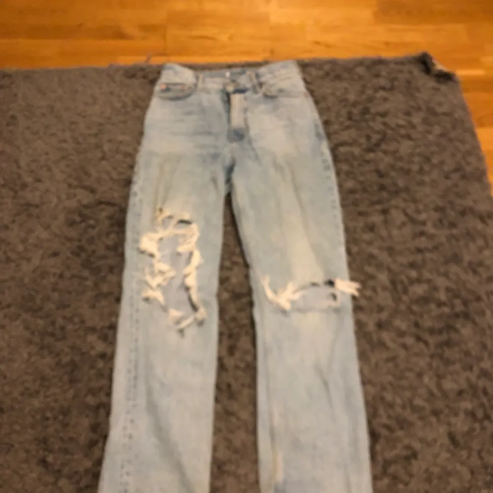Gina tricot jeans i ljusblått med hål super fina älskar dessa men tyvärr blivigt för små andvända 4 gånger💓 Köpte för 599kr Säljer för 399kr Skriv om ni har andra prisförslag❤️. Jeans & Byxor.