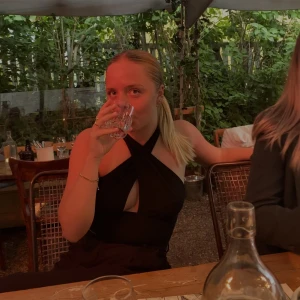 Topp - Fin fest topp som man kan knyta på olika sätt, minns inte vart den är ifrån då jag klippt bort lappen som var i vägen, använd fåtal gånger💗