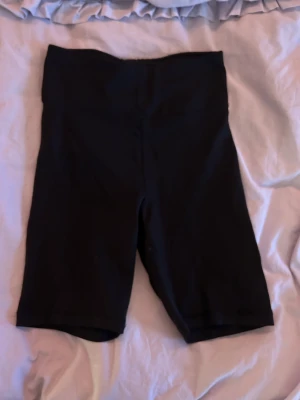 Cykelbyxor - Svarta vanliga cykelbyxor från Gina Tricot! Bra skick! Lite noppriga i tyget. Storlek S, lappen sitter inte kvar.