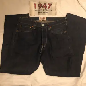 Säljer näst intill oanvända limited edition Levi’s 501 Jeans i Navy från 1947! De har storleken w27, alltså 69cm i midjan. De är i mycket bra skick och jag startar budgivningen på endast 400kr!! Buda på och DMa för fler bilder❤️                                                          NYPRIS: 2699kr!!!!!!