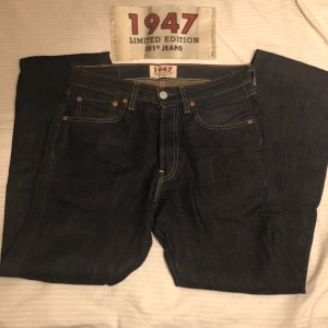 Limited Edition Levi’s 501 Jeans! - Säljer näst intill oanvända limited edition Levi’s 501 Jeans i Navy från 1947! De har storleken w27, alltså 69cm i midjan. De är i mycket bra skick och jag startar budgivningen på endast 400kr!! Buda på och DMa för fler bilder❤️                                                          NYPRIS: 2699kr!!!!!!