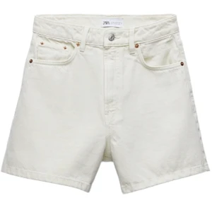 Zara shorts - Säljer dessa ljusbeige jeansshorts från zara då de är för stora för mig. Modellen har bra passform och är midrise. Inga defekter och helt oanvända. Köparen står för frakten. Nypris 260kr.